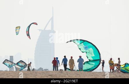 Strandszene mit Kitesurfen am Jumeirah Beach in Dubai Stockfoto