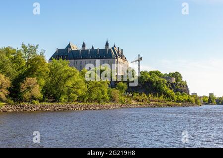 Kanada, Ottawa - 23. Mai 2021: Panoramablick auf den Ottawa River und den Obersten Gerichtshof Kanadas von einem Hügel aus an einem sonnigen Sommertag. Stockfoto