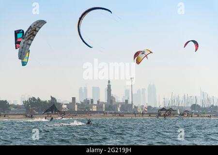 Strandszene mit Kitesurfen am Jumeirah Beach in Dubai Stockfoto