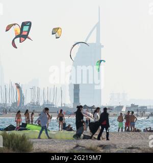 Strandszene mit Kitesurfen am Jumeirah Beach in Dubai Stockfoto