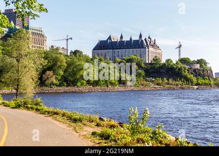 Kanada, Ottawa - 23. Mai 2021: Panoramablick auf den Ottawa River und den Obersten Gerichtshof Kanadas von einem Hügel aus an einem sonnigen Sommertag. Stockfoto