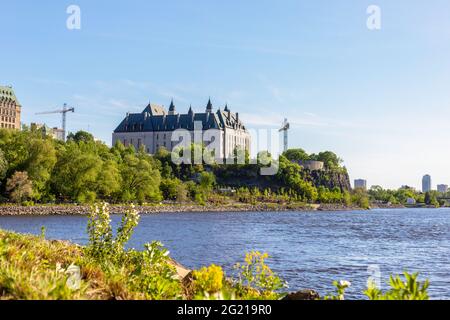 Kanada, Ottawa - 23. Mai 2021: Panoramablick auf den Ottawa River und den Obersten Gerichtshof Kanadas von einem Hügel aus an einem sonnigen Sommertag. Stockfoto