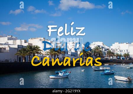 Zitat von Feliz Día de Canarias. Zitat aus einem Foto, das während eines fantastischen Tages mit klarem Himmel von Charco de San Ginés in Arrecife, Lanzarote, Kanarische Isla, aufgenommen wurde Stockfoto