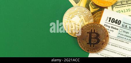 Büro-Desktop mit Steuerformularen und Bitcoin-Krypto-Währung cgolden Münzen, Kopierraum, Banner-Foto Stockfoto