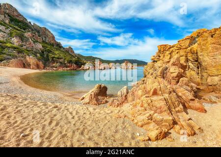 Fantastische Aussicht auf den Strand von Li Cossi am Costa Paradiso Resort. Malerische Küste des Mittelmeers. Lage: Costa Paradiso, Provinz Sassari, Stockfoto