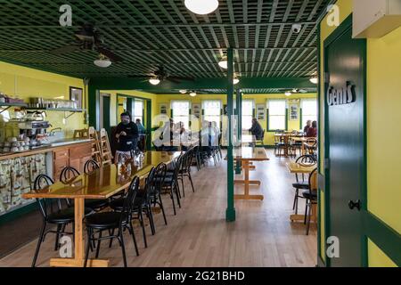 Narragansett, Rhode Island / USA - 8. Mai 2021: Das berühmte Venusmuscheln- und Fischrestaurant von Tante Carrie beginnt vor der Hauptsaison mit einem frühen Mittagessen Stockfoto