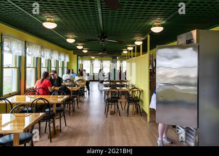 Narragansett, Rhode Island / USA - 8. Mai 2021: Das berühmte Venusmuscheln- und Fischrestaurant von Tante Carrie beginnt vor der Hauptsaison mit einem frühen Mittagessen Stockfoto