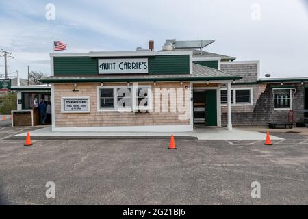 Narragansett, Rhode Island / USA - 8. Mai 2021: Tante Carrie's berühmtes Venusmuscheln- und Fischrestaurant an einem ruhigen bewölkten Tag vor der Hauptsaison Stockfoto