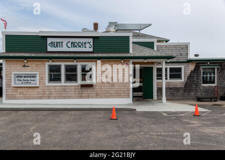 Narragansett, Rhode Island / USA - 8. Mai 2021: Tante Carrie's berühmtes Venusmuscheln- und Fischrestaurant an einem ruhigen bewölkten Tag vor der Hauptsaison Stockfoto