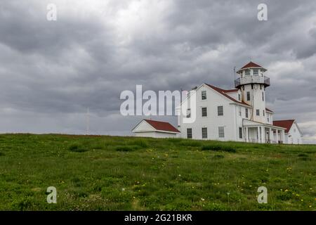 Point Judith Leuchtturm in Narragansett, Rhode Island, an einem bewölkten Tag im Mai Stockfoto