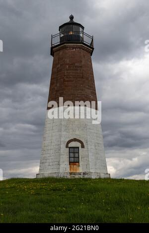 Point Judith Leuchtturm in Narragansett, Rhode Island, an einem bewölkten Tag im Mai Stockfoto