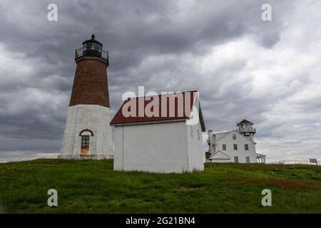 Point Judith Leuchtturm in Narragansett, Rhode Island, an einem bewölkten Tag im Mai Stockfoto