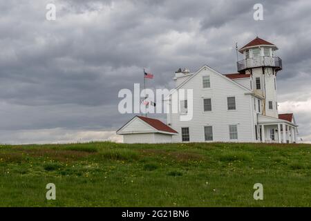 Point Judith Leuchtturm in Narragansett, Rhode Island, an einem bewölkten Tag im Mai Stockfoto