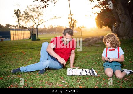 Vatertag. Glückliche Familie. Elternschaft und Kindheit. Schachmatt. Zeit zusammen Stockfoto