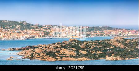 Fabelhafter Blick auf die Inseln Santo Stefano und La Maddalena von Palau aus. Lage: Palau, Provinz Olbia-Tempio, Sardinien, Italien, Europa Stockfoto