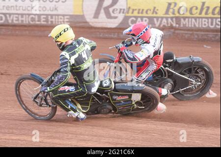 MANCHESTER, GROSSBRITANNIEN. 7. JUNI Jake Allen (Gelb) kollidiert in der letzten Runde von Heat 15 während des SGB-Premiership-Spiels zwischen Belle Vue Aces und Ipswich Witches am Montag, den 7. Juni 2021 im National Speedway Stadium in Manchester mit Steve Worrall (Rot). (Kredit: Ian Charles, MI News) Kredit: MI News & Sport /Alamy Live News Stockfoto