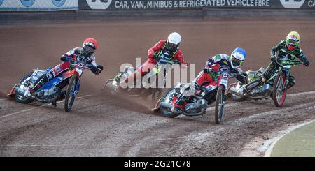MANCHESTER, GROSSBRITANNIEN. 7. JUNI Brady Kurtz (Rot) und Richie Worrall (Blau) führen Craig Cook (Weiß) und Drew Kemp (Gelb) während des SGB-Premiership-Spiels zwischen Belle Vue Aces und Ipswich Witches am Montag, den 7. Juni 2021 im National Speedway Stadium in Manchester an. (Kredit: Ian Charles, MI News) Kredit: MI News & Sport /Alamy Live News Stockfoto