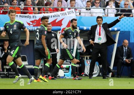 Chris Coleman (r), Cheftrainer und Manager von Wales, während des UEFA Euro 2016-Gruppenspiel im Stade Bollaert-Delelis in Lens, Frankreich. Juni Stockfoto