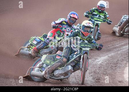 MANCHESTER, GROSSBRITANNIEN. 7. JUNI Ipswich TruPlant Witches Drew Kemp (Gelb) führt Jye Etheridge (Blau) und Danny King (Weiß) während des SGB Premiership-Spiels zwischen Belle Vue Aces und Ipswich Witches am Montag, den 7. Juni 2021 im National Speedway Stadium in Manchester an. (Kredit: Ian Charles, MI News) Kredit: MI News & Sport /Alamy Live News Stockfoto