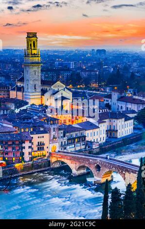Verona, Italien. Blick in der Dämmerung auf die Altstadt und Ponte Pietra, Etsch Reise italienischen Ziel Stockfoto