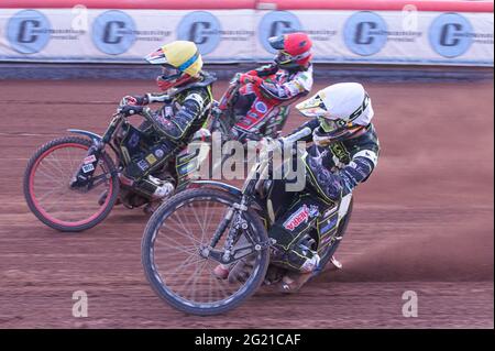 MANCHESTER, GROSSBRITANNIEN. 7. JUNI Jake Allen (Weiß) und Drew Kemp (Gelb) in Charles Wright (Blau) während des SGB Premiership-Spiels zwischen Belle Vue Aces und Ipswich Witches am Montag, den 7. Juni 2021 im National Speedway Stadium in Manchester. (Kredit: Ian Charles, MI News) Kredit: MI News & Sport /Alamy Live News Stockfoto