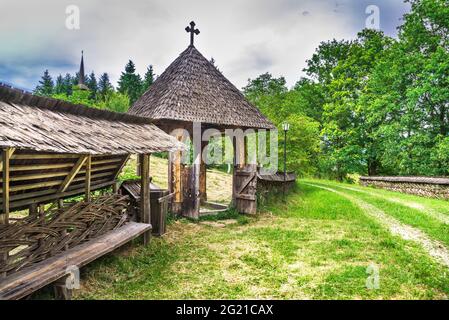 Maramures, Rumänien. Altes Dorf Sighetu Marmatiei in Siebenbürgen, rumänischer traditioneller Baustil, Leben auf dem Land. Stockfoto