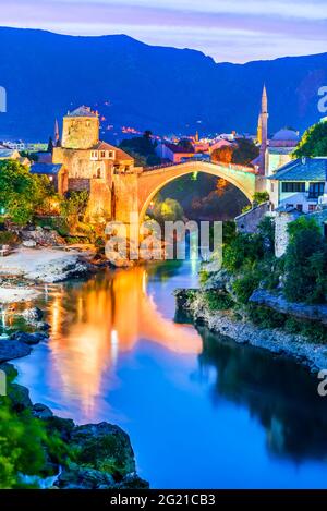 Mostar, Bosnien und Herzegowina. Osmanische Brücke Stari Most und Balkan reisen landschaftlich. Stockfoto