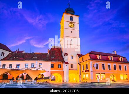 Sibiu, Rumänien. Twilight-Bild der Ratturm im großen Ring, Transylvania. Stockfoto