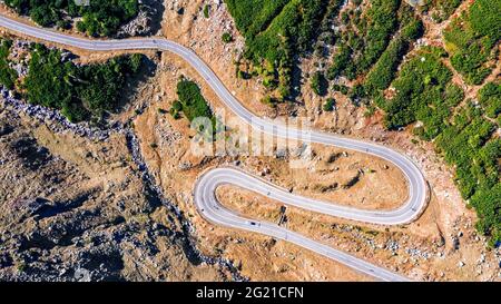 Kurvenreiche Straße Transfagarasan durch Karpaten im Herbst. Luftaufnahme mit Drohne in Rumänien. Stockfoto