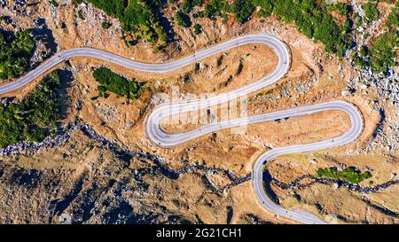 Kurvenreiche Straße Transfagarasan durch Karpaten im Herbst. Luftaufnahme mit Drohne in Rumänien. Stockfoto