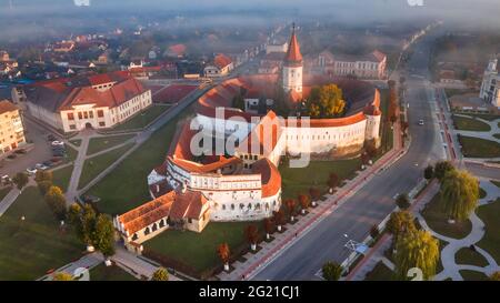 Prejmer, Rumänien. Luftaufnahme der befestigten Kirche mächtige dicke Mauern in Siebenbürgen, Herbst nebligen Morgen. Stockfoto