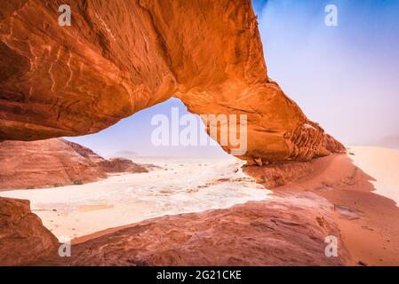 Wadi Rum, Jordanien. Jabal al Kharaz Felsbrücke Weltwunder in Valley of the Moon of Arabia Wüste. Stockfoto