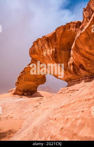 Wadi Rum, Jordanien. Kharaz Felsbrücke Weltwunder im Tal des Mondes von Arabien Wüste. Stockfoto