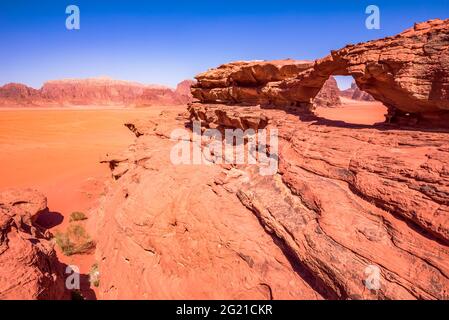 Wadi Rum, Jordanien. Little Bridge, Khor al Ajram berühmtes Tal des Mondes in der Arabia Desert. Stockfoto