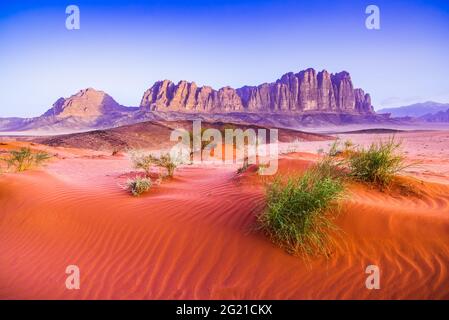 Wadi Rum, Jordanien. El Qattar Berg im Tal des Mondes, Arabia Wüste. Stockfoto