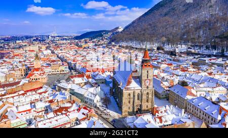 Brasov, Siebenbürgen. Ratsplatz und Schwarze Kirche. Karpaten Reise Hintergrund in Rumänien. Stockfoto