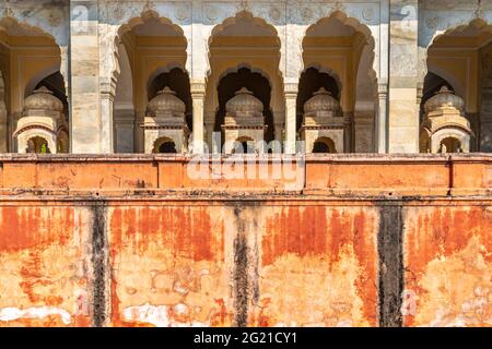 Verwitterte Wand und Bögen in Amer Fort in Jaipur, Rajasthan, Indien Stockfoto