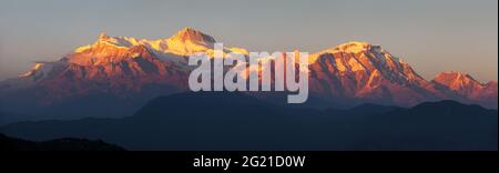 Abend rot gefärbte Sonnenuntergang Panoramablick auf Annapurna Himal Range, Annapurna 2 II und 4 IV, Nepal Himalaya Berge Stockfoto