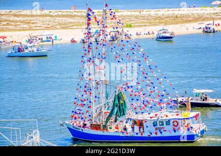 Das Garnelenboot Kenny B passiert Deer Island während des 30. Jährlichen Segnens der Flotte am 21. Mai 2021 in Biloxi, Mississippi. Stockfoto