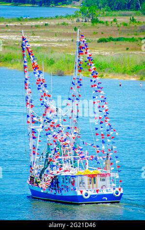 Das Garnelenboot Kenny B passiert Deer Island während des 30. Jährlichen Segnens der Flotte am 21. Mai 2021 in Biloxi, Mississippi. Stockfoto