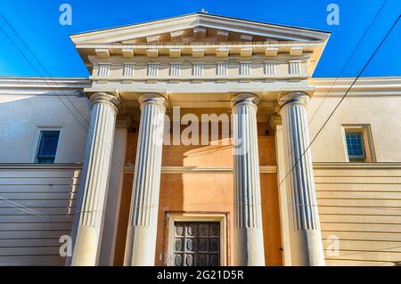 Fassade der Kathedrale der Unbefleckten Jungfrau Maria, der wichtigsten römisch-katholischen Kirche im historischen Zentrum von Alghero, Sardinien, Italien Stockfoto