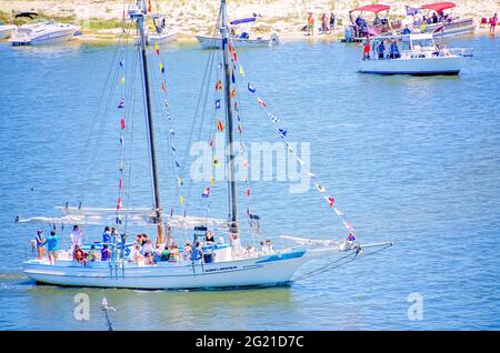 Der Glenn L. Swetman Schoner passiert Biloxi Small Craft Harbour und Deer Island während des 98. Jährlichen Segnens der Flotte in Biloxi, Mississippi. Stockfoto