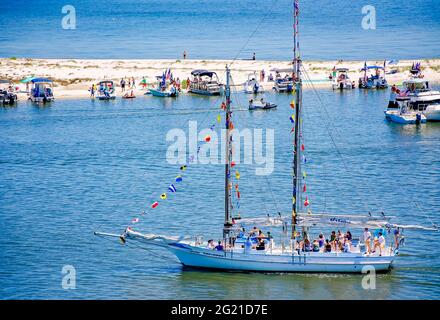 Der Glenn L. Swetman-Schoner passiert Deer Island während des 30. Jährlichen Segens der Flotte am 22. Mai 2021 in Biloxi, Mississippi. Stockfoto