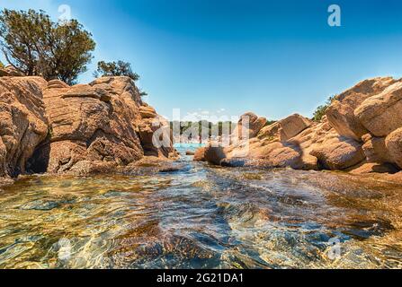 Blick auf den bezaubernden Strand von Capriccioli, einem der schönsten Badeorte der Costa Smeralda, Nordsardinien, Italien Stockfoto