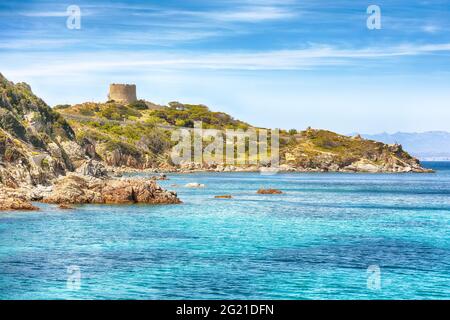 Wunderschöne Aussicht auf Torre di Lonsonsardo in Santa Teresa Gallura. Beliebtes Reiseziel des Mittelmeers. Lage: Santa Teresa Gallura, Provin Stockfoto