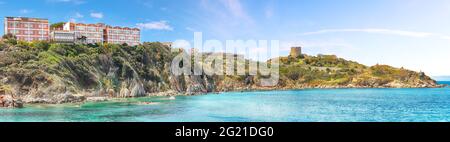 Tolle Aussicht auf Torre di Lonsonsardo und Santa Teresa Gallura Stadt. Beliebtes Reiseziel des Mittelmeers. Lage: Santa Teresa Gallura, P Stockfoto