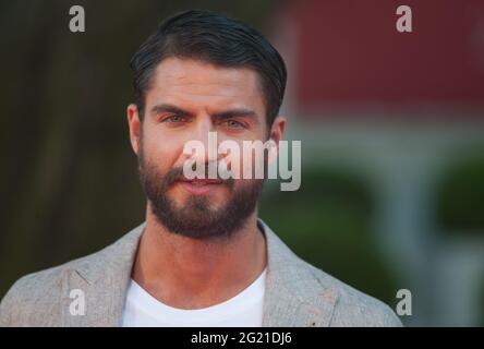 Malaga, Spanien. Juni 2021. Der spanische Schauspieler Maxi Iglesias auf dem roten Teppich im Miramar Hotel. Die Neuauflage des 24. Spanischen Filmfestivals von Malaga, eines großen Kinoereignisses in Spanien, stellt die Filmkandidaten für den Preis „Biznaga de Oro“ vor, die alle Maßnahmen zur Verhinderung der Ausbreitung des Coronavirus und zur Gewährleistung einer sicheren Veranstaltung verfolgen. Das Festival findet vom 3. Bis 13. Juni statt. Kredit: SOPA Images Limited/Alamy Live Nachrichten Stockfoto