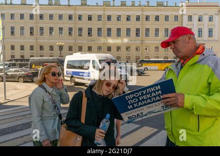 Der Führer Werbung für weibliche kaukasische Touristen Flusskreuzfahrten und Bootsfahrten während der Hochsaison im Sommer, das Zentrum von St. petersburg, russland Stockfoto