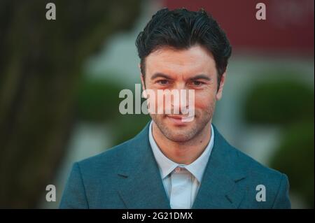 Malaga, Spanien. Juni 2021. Der spanische Schauspieler Javier Rey auf dem roten Teppich im Miramar Hotel. Die Neuauflage des 24. Spanischen Filmfestivals von Malaga, eines großen Kinoereignisses in Spanien, stellt die Filmkandidaten für den Preis „Biznaga de Oro“ vor, die alle Maßnahmen zur Verhinderung der Ausbreitung des Coronavirus und zur Gewährleistung einer sicheren Veranstaltung verfolgen. Das Festival findet vom 3. Bis 13. Juni statt. Kredit: SOPA Images Limited/Alamy Live Nachrichten Stockfoto