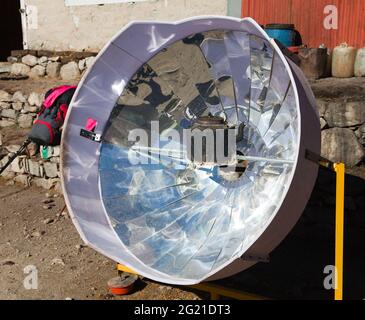 Blick auf sonnigen Solarkocher, Everest-Gebiet, Nepal, Ökologie Kochen Stockfoto